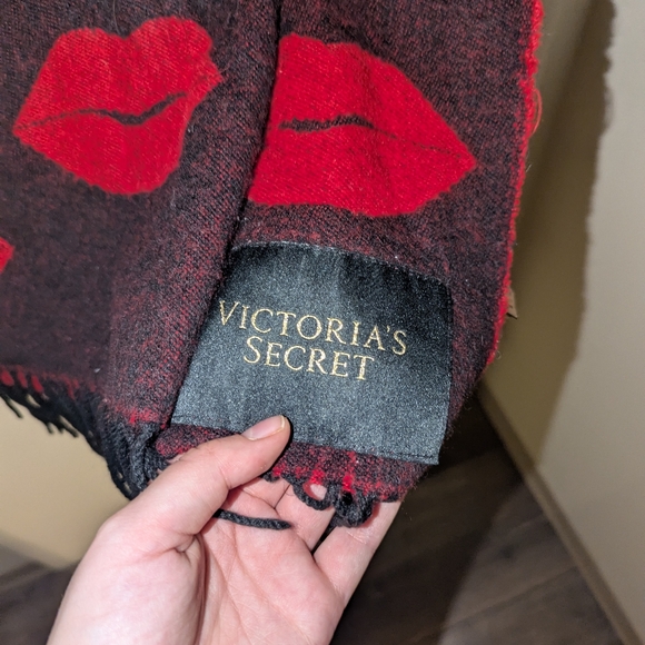 Victoria's Secret Rare Reversible Lip Scarf - Picture 3 of 3